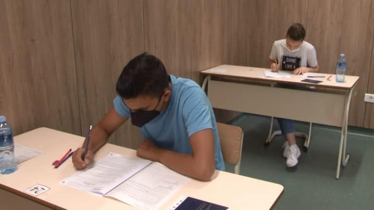 Osmaci danas završavaju maturu kombinovanim testom