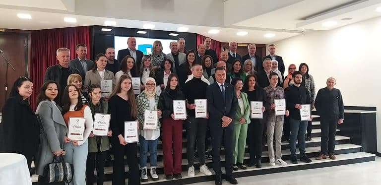 Grad dodelio priznanja najboljim učenicima i njihovim mentorima (video)