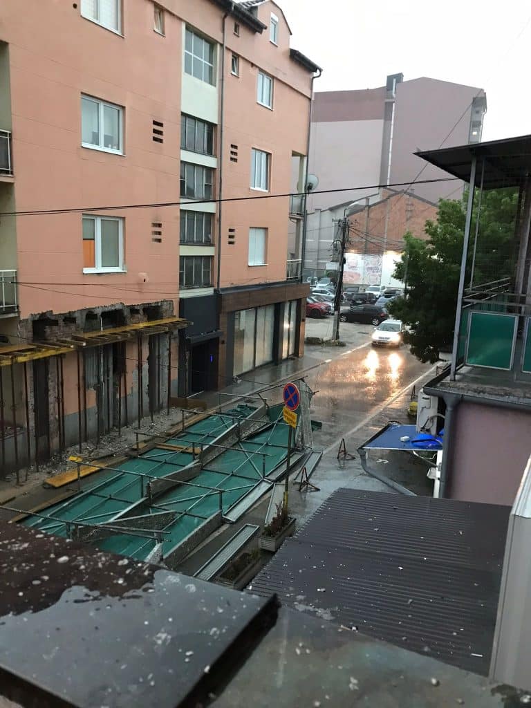 Pala skela u centru grada, pukom srecom niko nije povređen (video)