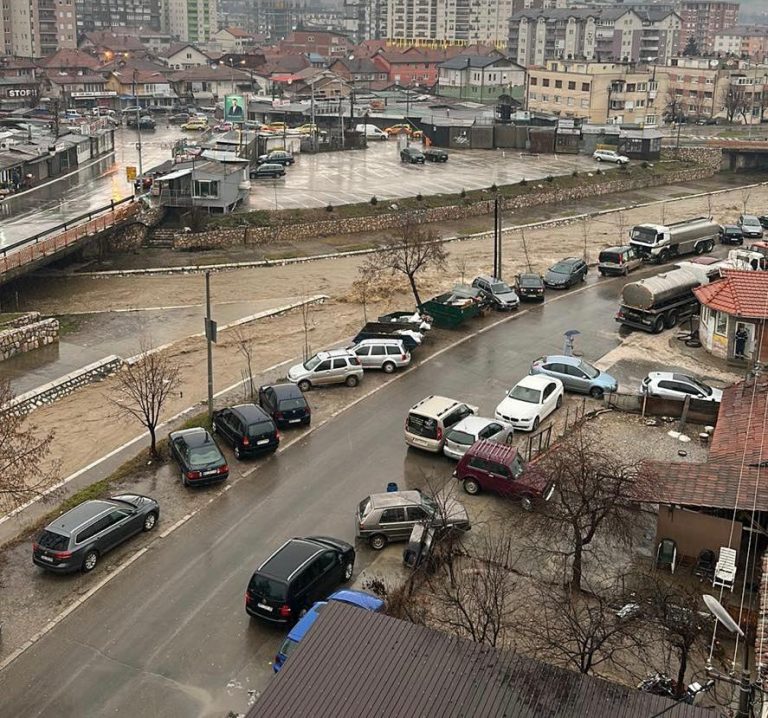 Nabujale reke u Novom Pazaru, izlile se reke Raška i Trnavica (UŽIVO)