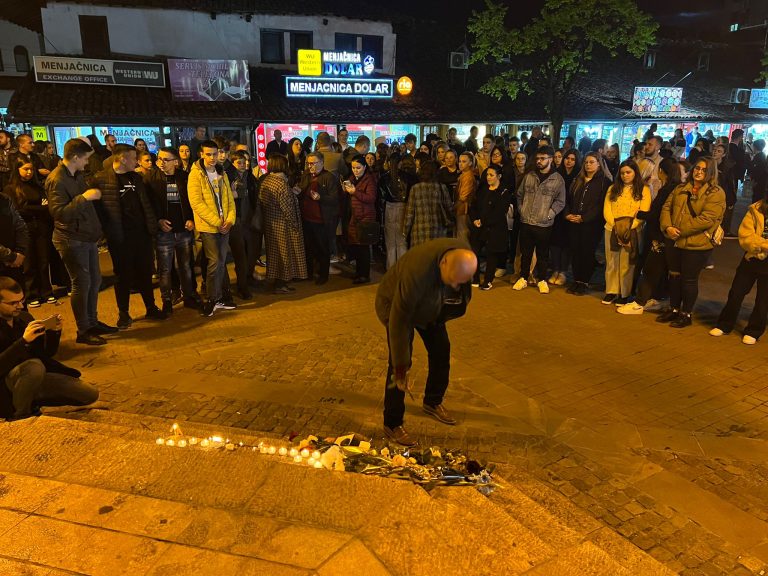 Novopazarci odali počast đacima i radniku koji su juče ubijeni u beogradskoj školi (video)