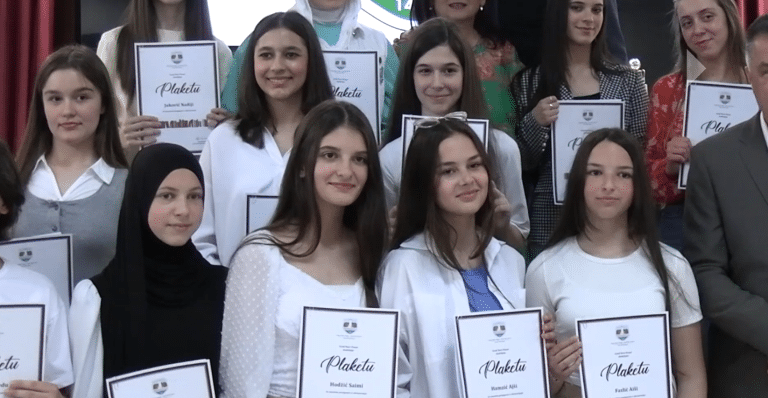 Učenici sa bilborda pešačke zone (VIDEO)