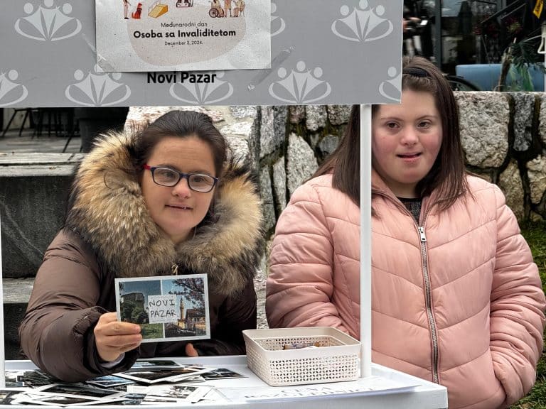 Specijalne razglednice se prodaju u Novom Pazaru, veliko interesovanje građana (VIDEO)