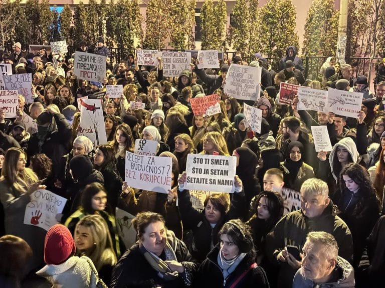 Druga protestna šetnja u Novom Pazaru: Protesti i blokade se nastavljaju (VIDEO)