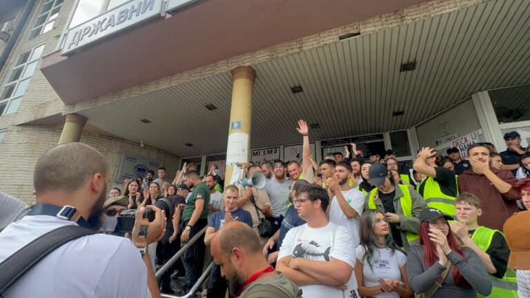 Potvrđeno za A1 iz Osnovnog suda: Pušteno devet osoba nakon incidenata ispred DUNP-a