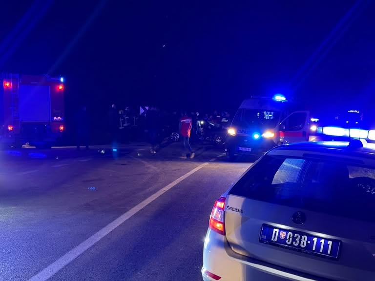 Tri osobe nastradale, četiri povređene u saobraćajnoj nesreći na magistralnom putu Novi Pazar–Raška (VIDEO)